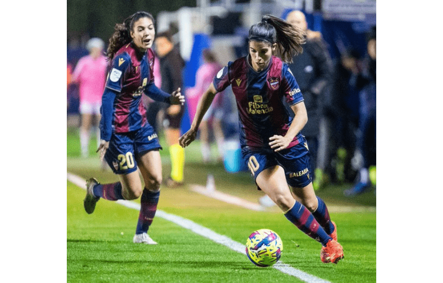 Alba Redondo (derecha) con el balón junto a Paula Tomás (izquierda). Fuente: Twitter Oficial del Levante UD (@LUDfemenino)