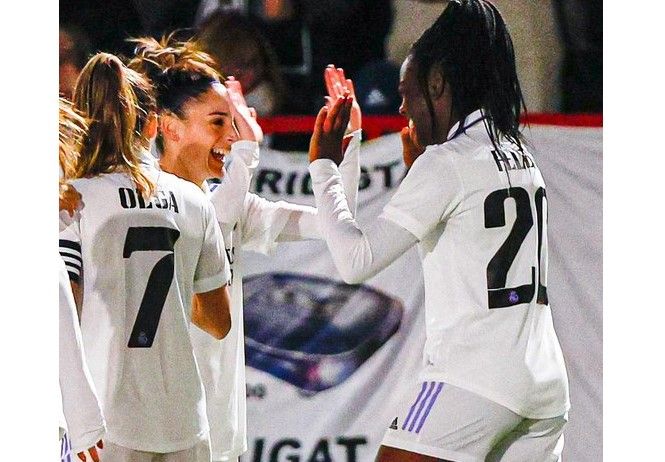 Esther González (izqueirda) celebra con Naomie Feller (derecha) uno de los goles del partido. Fuente: Twitter Oficial del Real Madrid (@realmadridfem)