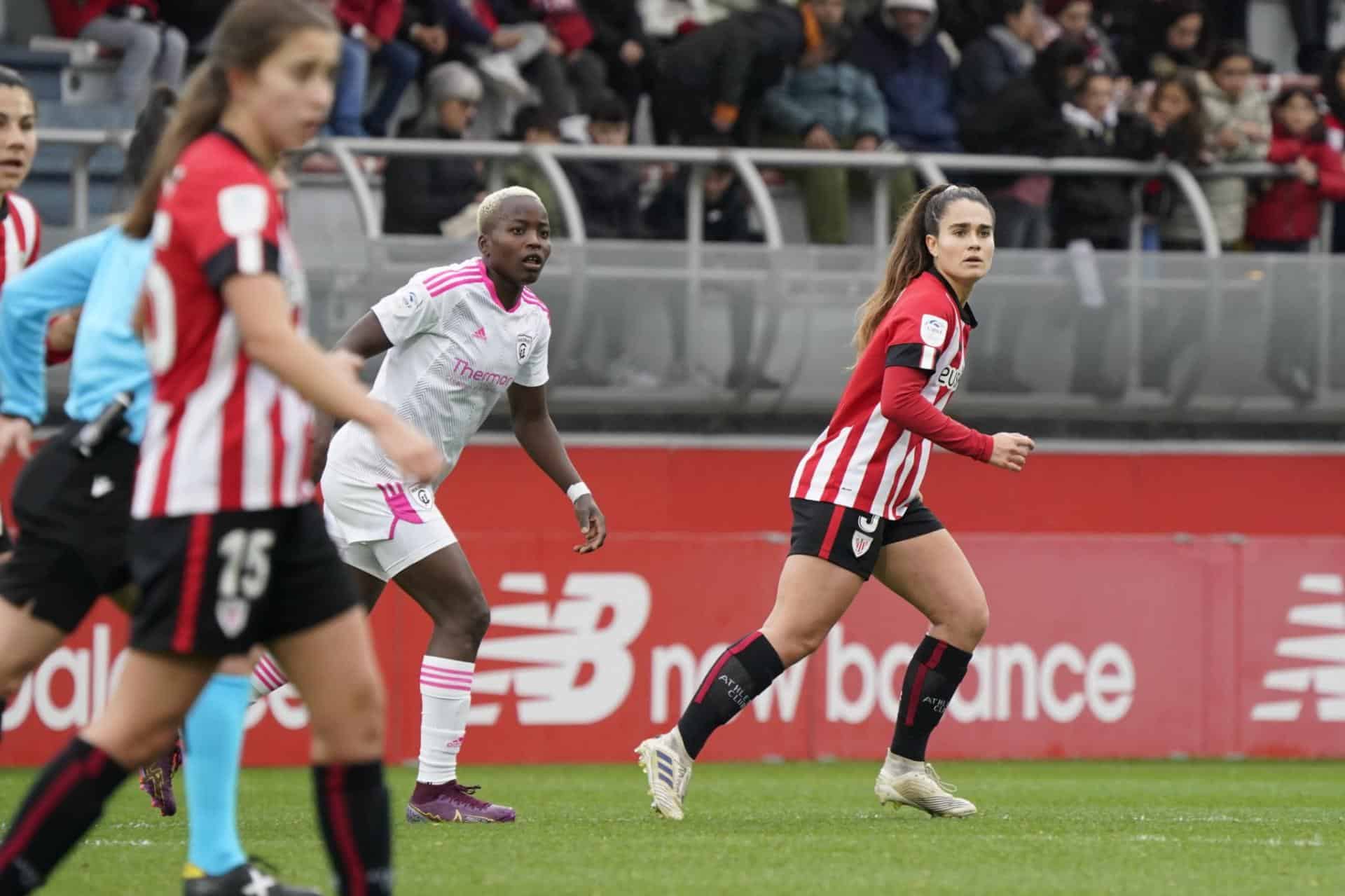 La goleadora Kundananji y Naroa, en un instante del choque. Fuente Athletic Club.