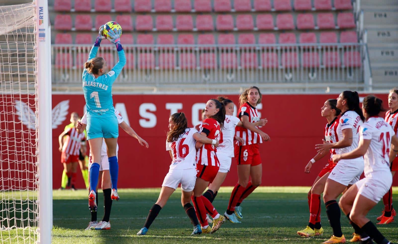 La guardameta sevillista Sullastres, en un lance del choque. Fuente: Athletic Club.