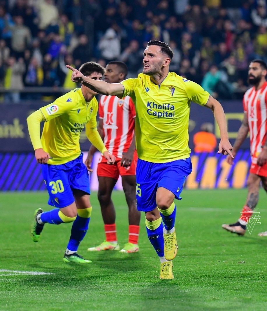 Lucas Pérez celebra su gol ante el Almería (@Cadiz_CF).