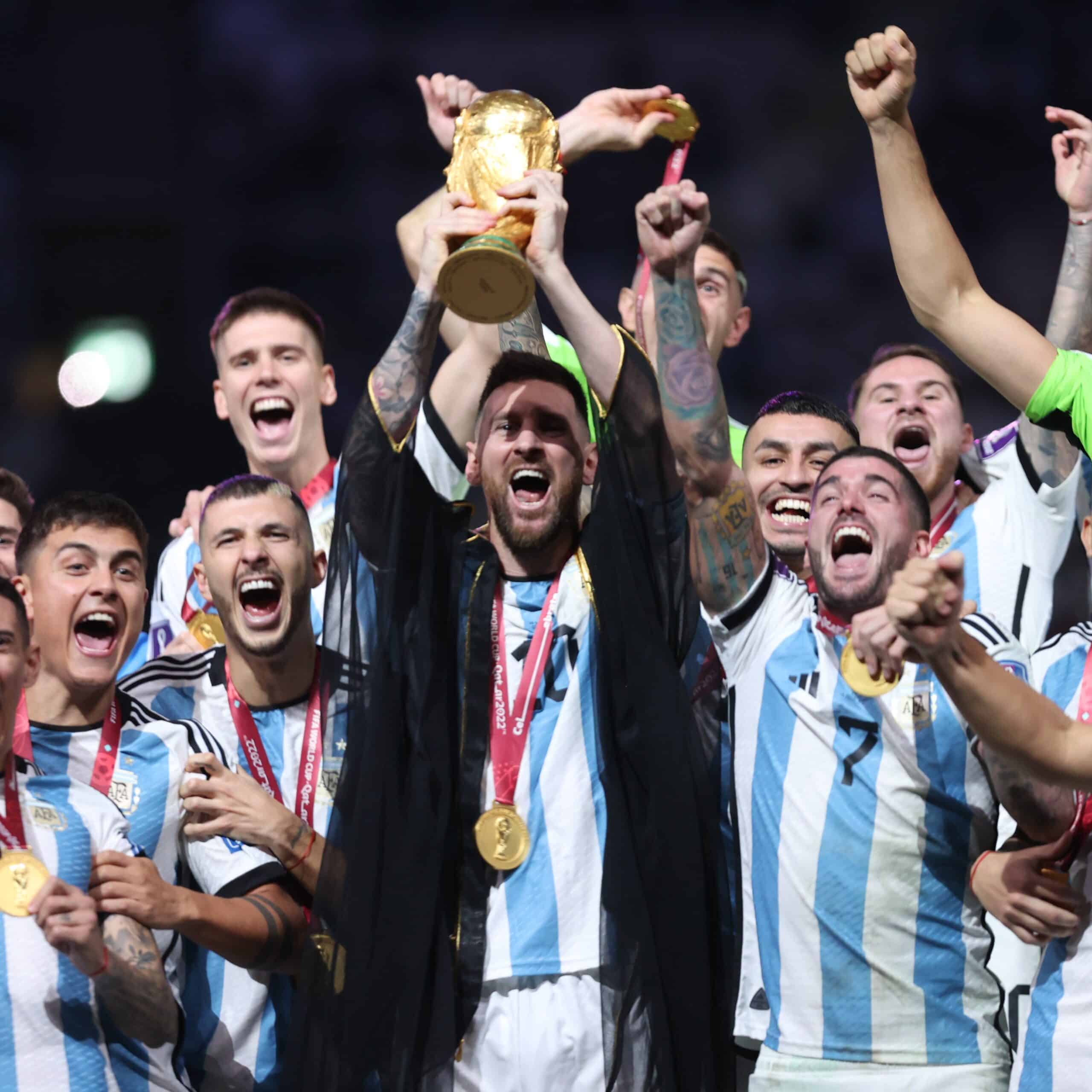 Messi y la selección levantando el título. Vía @FIFAWorldCup, TW. https://twitter.com/fifaworldcup_es/status/1604548332872994820/photo/1