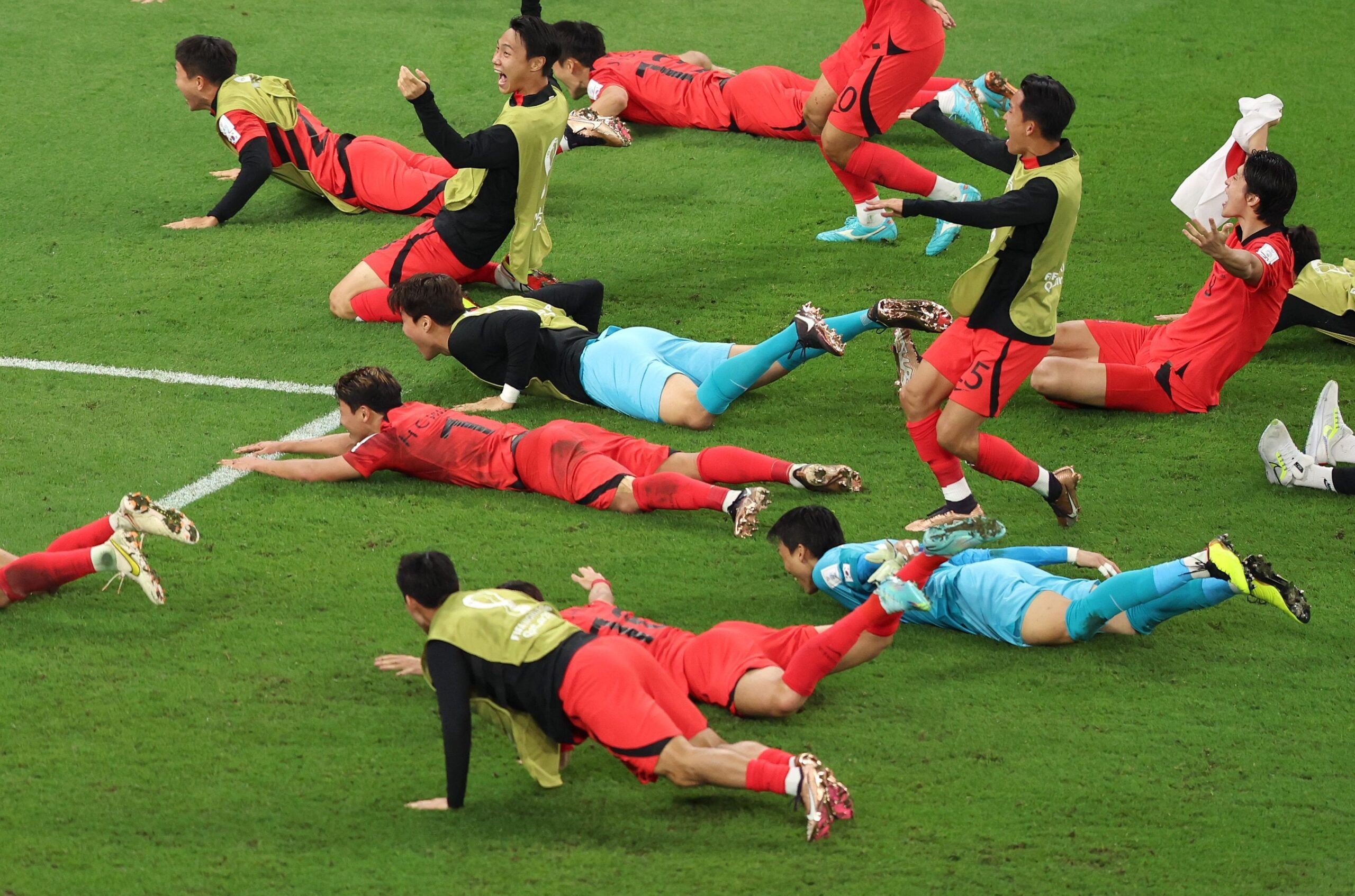 Jugadores de Corea celebrando el pase