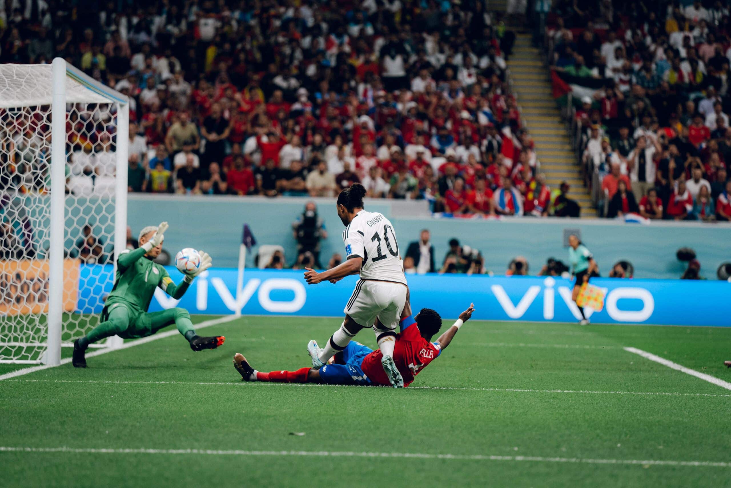 Gnabry chuta ante Keylor en una acción de un Alemania-Costa Rica