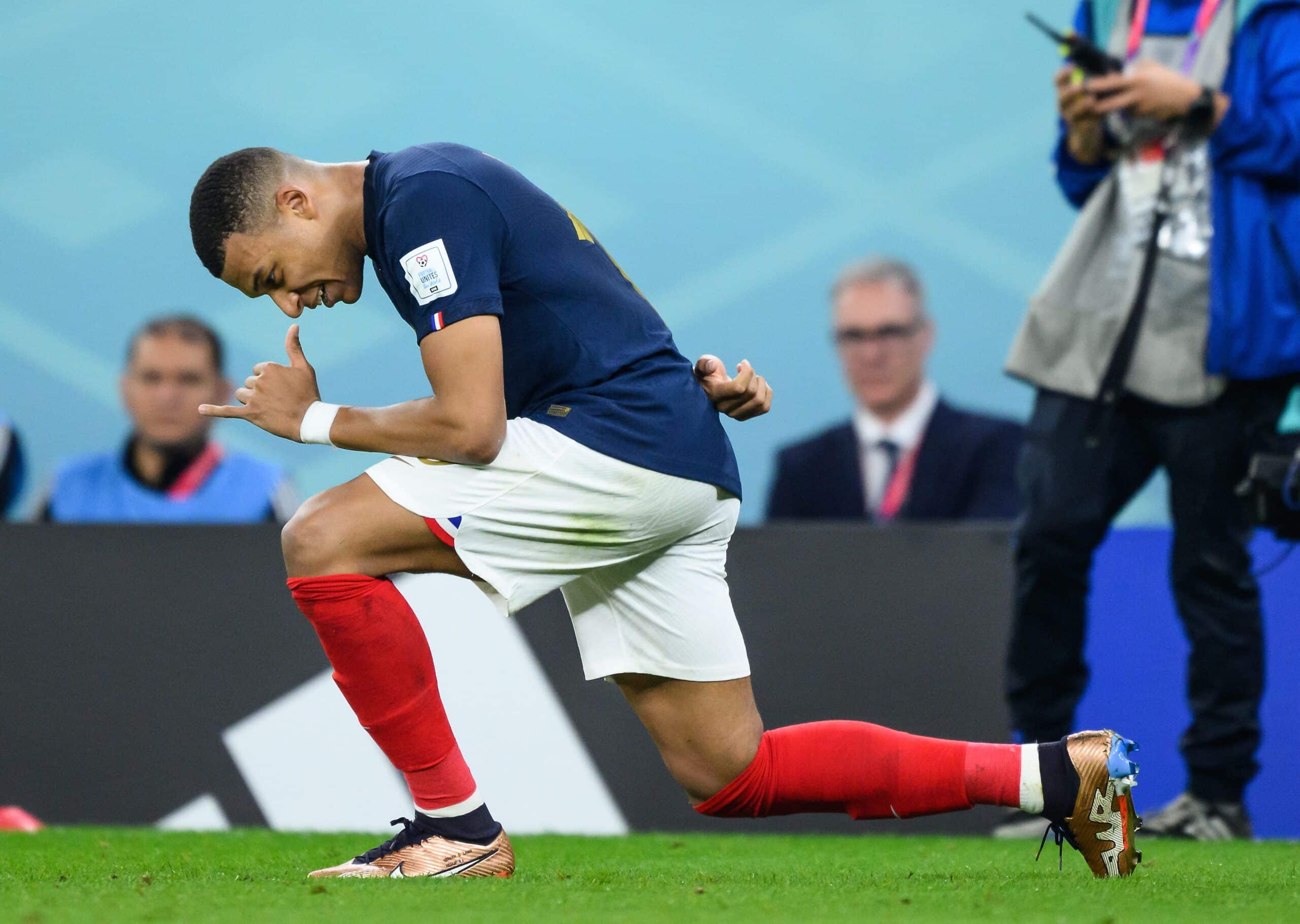 Kylian Mbappé celebra uno de sus goles a Polonia