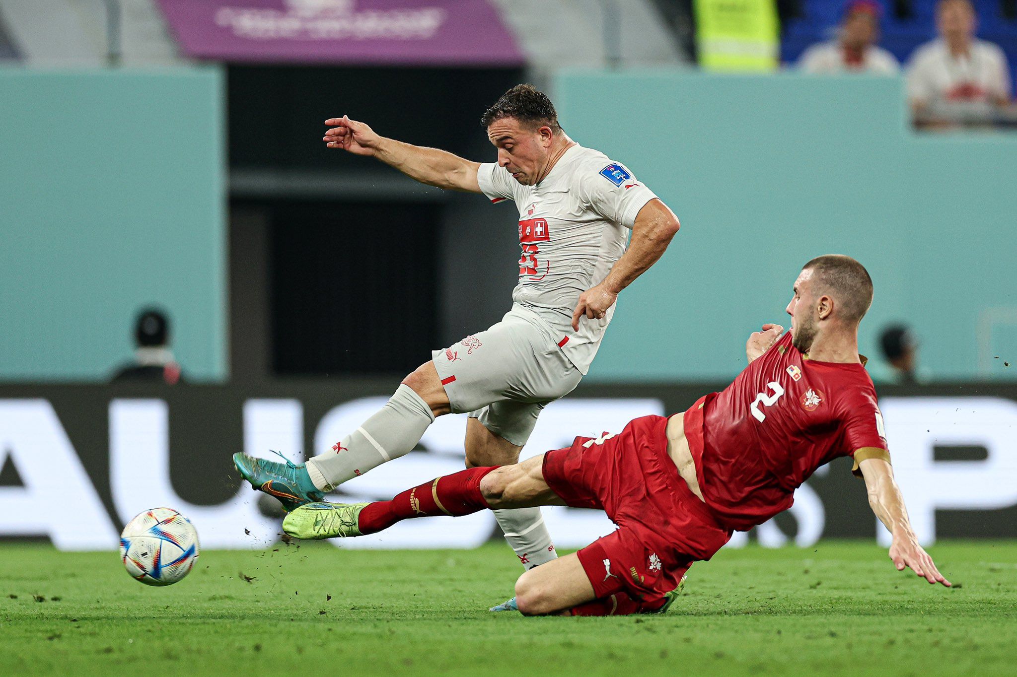 Shaqiri chuta ante la oposición de Pavlovic en un Suiza-Serbia