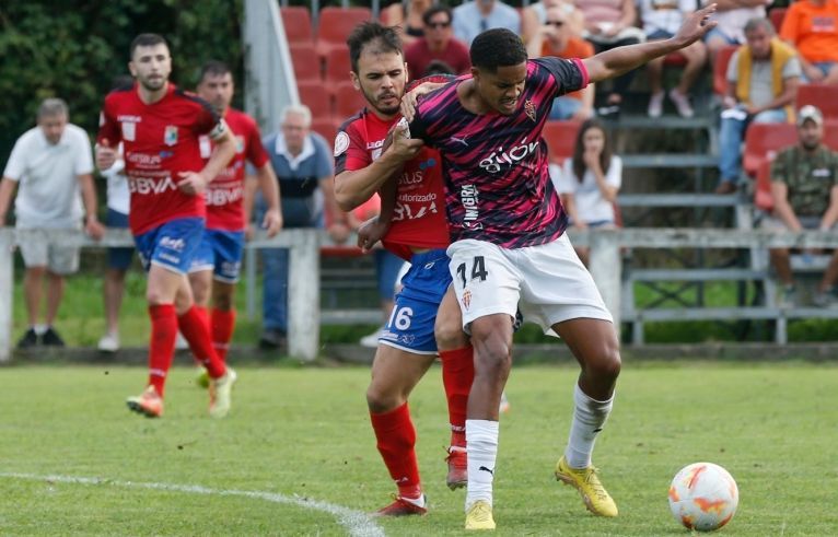 Jonathan Varane en un partido con el filial frente al CD Colunga