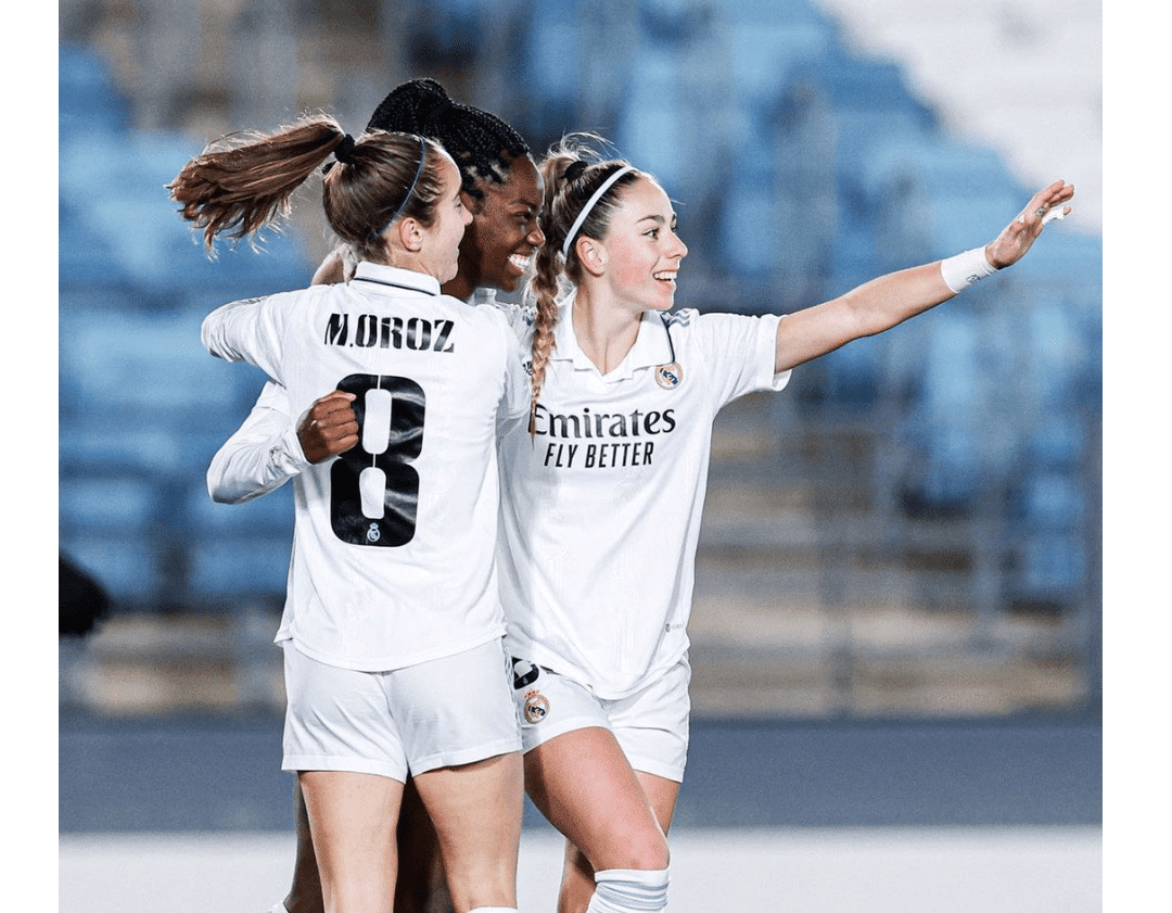 Maite Oroz (izquierda) celebra el gol de Naomie Feller (centro) con ella y Athenea del Castillo (derecha). Fuente: Instagram Oficial del Real Madrid (@realmadridfem)