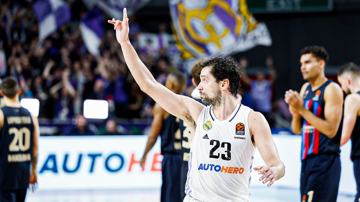 Sergio Llull celebrando con la grada durante el partido.