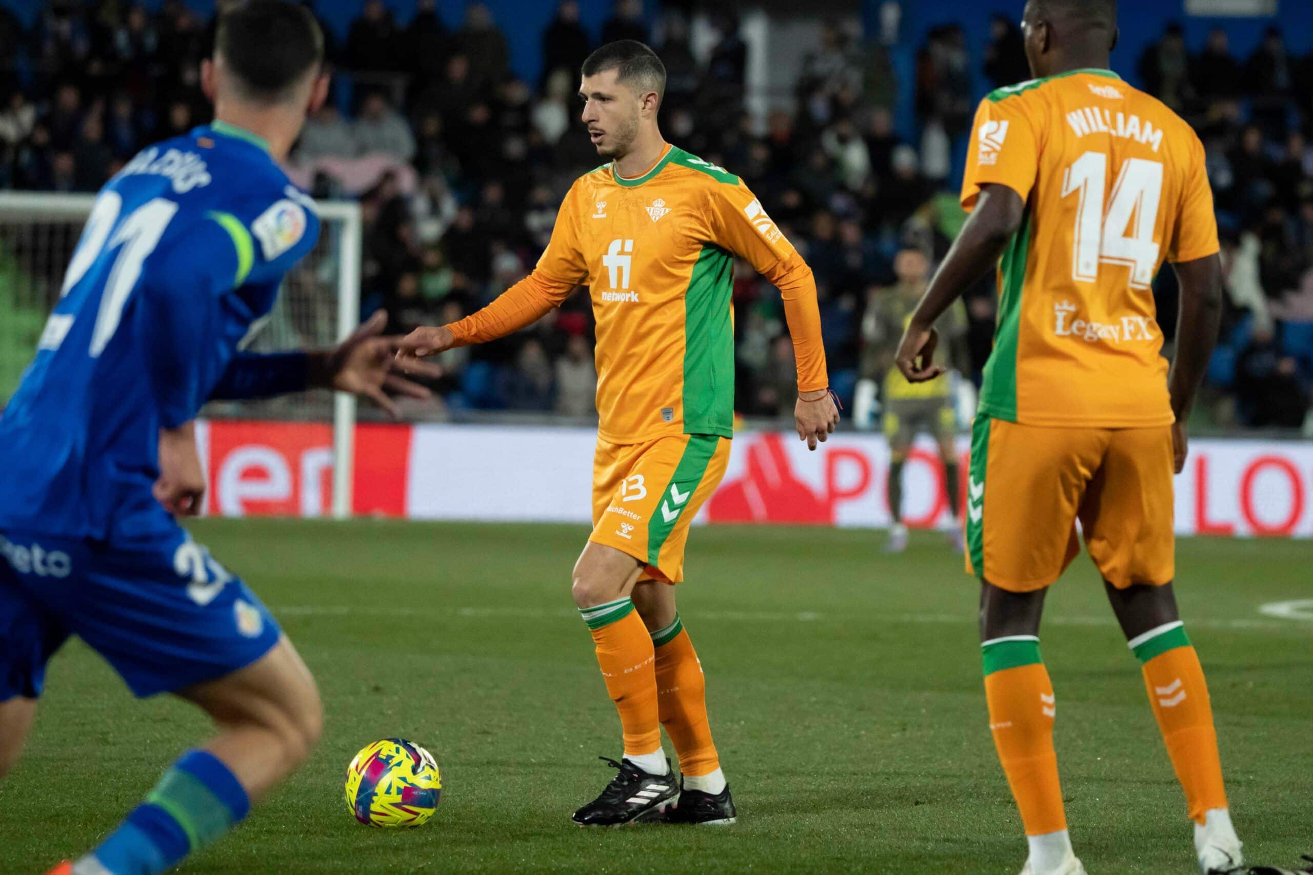Guido Rodríguez, William Carvalho y Juan Iglesias, en una jugada del encuentro. / @RealBetis