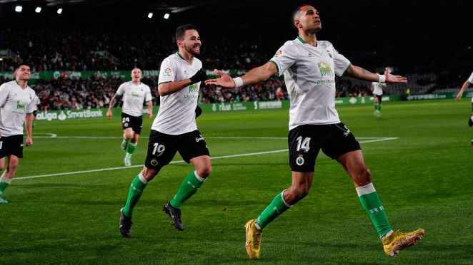 Mboula celebra un gol con el Racing de Santander