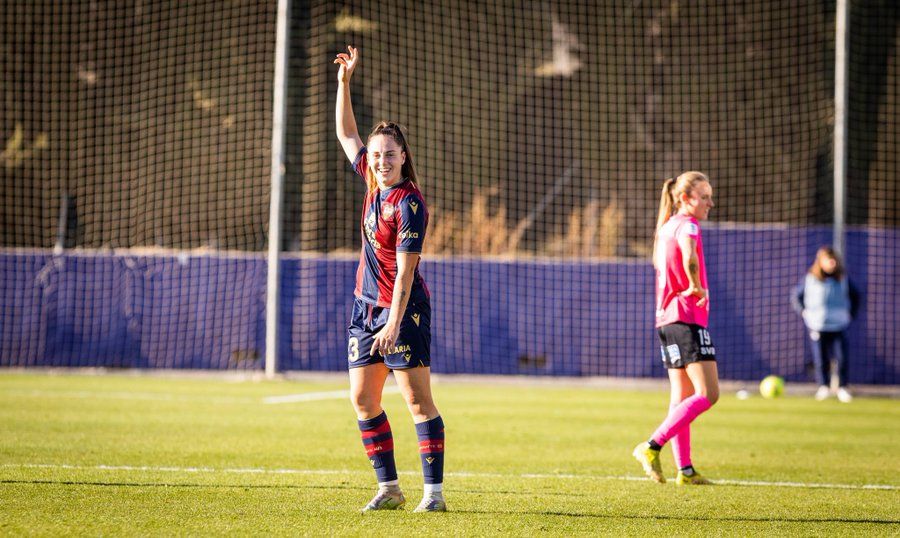 Érika celebrando el gol del empate