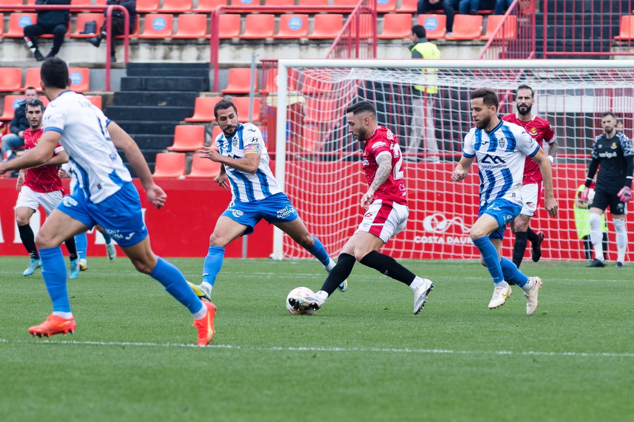 Marc Fernández peleando un balón, pocos minutos antes de su gol. Vía @NASTIC, en Twitter. https://twitter.com/NASTICTARRAGONA/status/1612057178684243969/photo/1