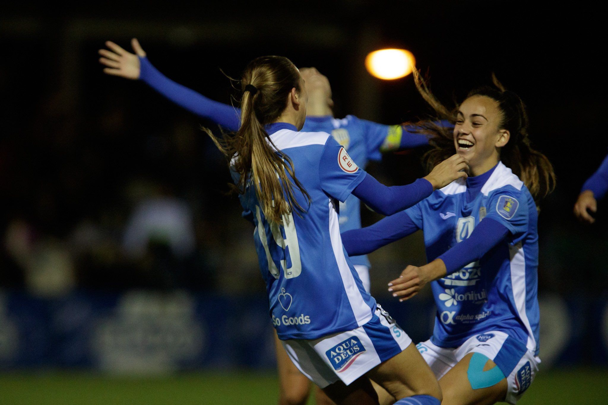 Las jugadoras locales celebran uno de los tantos de la noche. Fuente: @AlhamaElPozo