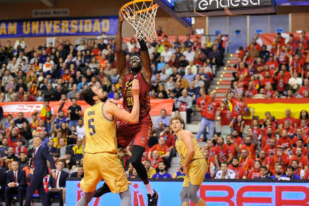 Ilimane Diop se cuelga de la canasta ante la mirada de Sertac Sanli. Foto: MediaCenter ACB