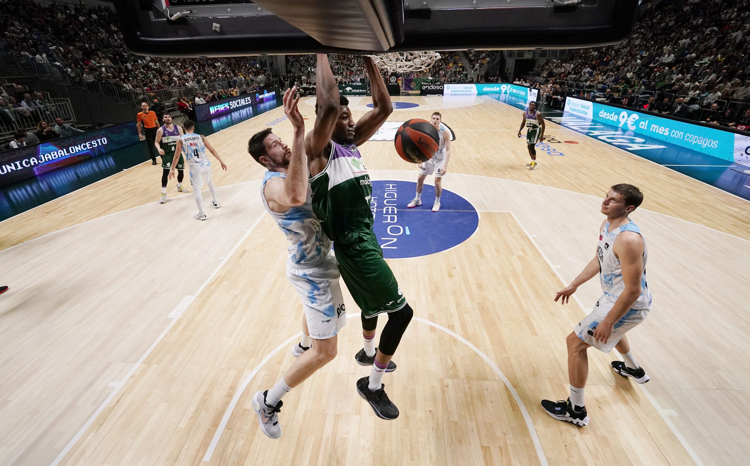 Yankuba Sima realizando un mate durante el partido. acb Photo / M. Pozo
