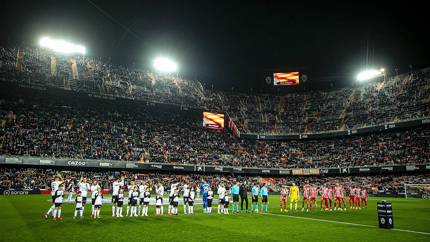 Los futbolistas posicionados en el centro del campo antes del inicio del Valencia-Almería.
