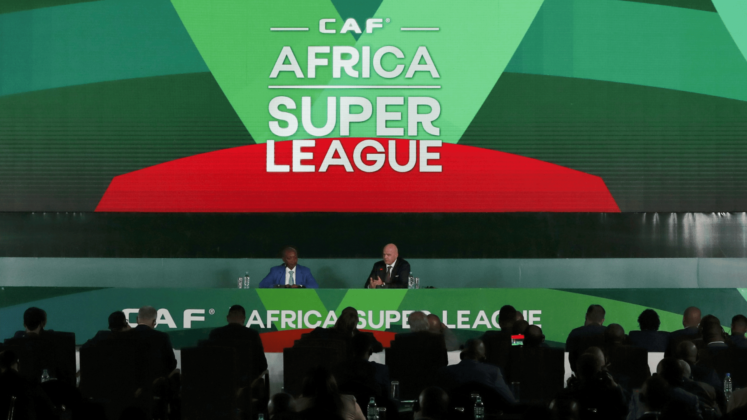 Gianni Infantino y Patrice Motsepe en el anuncio oficial de la Superliga. Vía 'CAF. https://www.cafonline.com/press-release/news/caf-launches-groundbreaking-africa-super-league