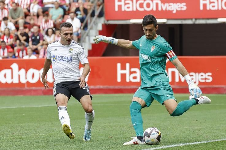 Mariño ante Pablo Valcarce en un Sporting-Burgos