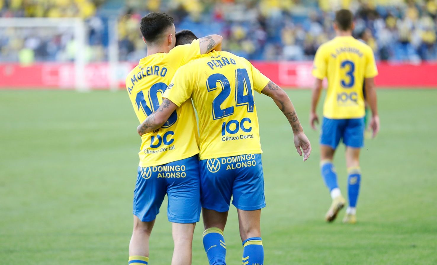 Moleiro y Pejiño celebran un gol