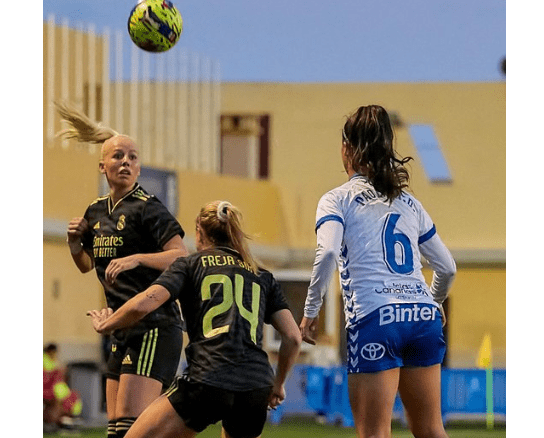 Sofie Svava (izquierda) despeja un balón ante Paola Hernández (derecha). Fuente; Twitter Oficial del Real Madrid (@realmadridfem)