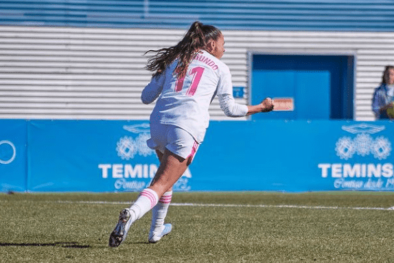 Flor Bonsegundo celebra el gol del empate (2-2). Fuente: Instagram Oficial del Madrid CFF (@MadridCFF)