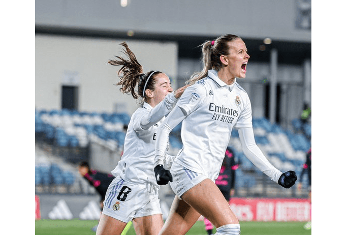 Caroline Møller (derecha) celebra el gol de la victoria, su segunda diana en liga, junto a Maite Oroz (izquierda). Fuente: Twitter Oficial del Real Madrid (@realmadridfem)