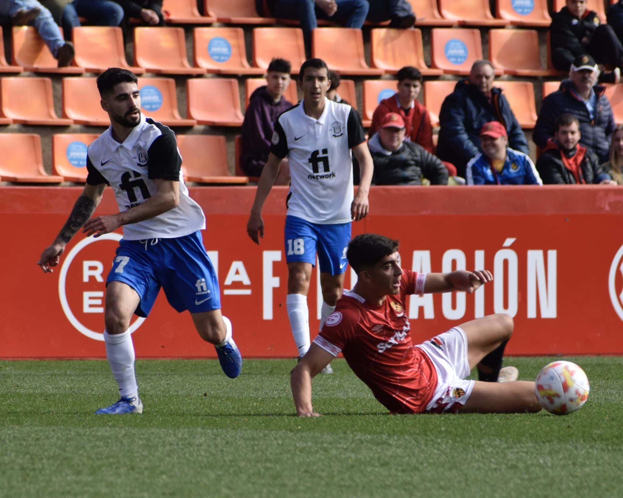 Ambos equipos disputan un balón en un momento crucial del partido. Vía @CDEldense, Twitter: https://twitter.com/CD_Eldense/status/1629814348888563714/photo/1