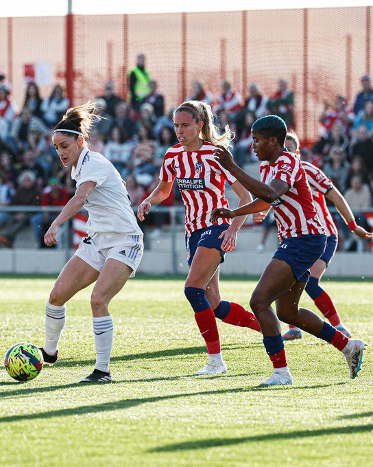 Esther González (izquierda) encara portería ante Maitane López (centro) y Ajibade (derecha). Fuente: Twitter Oficial del Real Madrid (@realmadridfem)