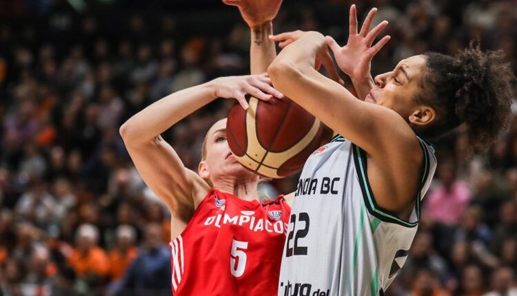 Burdick y Stamati luchando un rebote