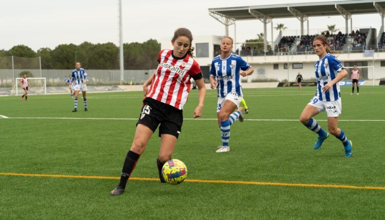 Clara Pinedo, recientemente renovada por el Athletic Club, en un instante del choque. Fuente: Athletic Club.