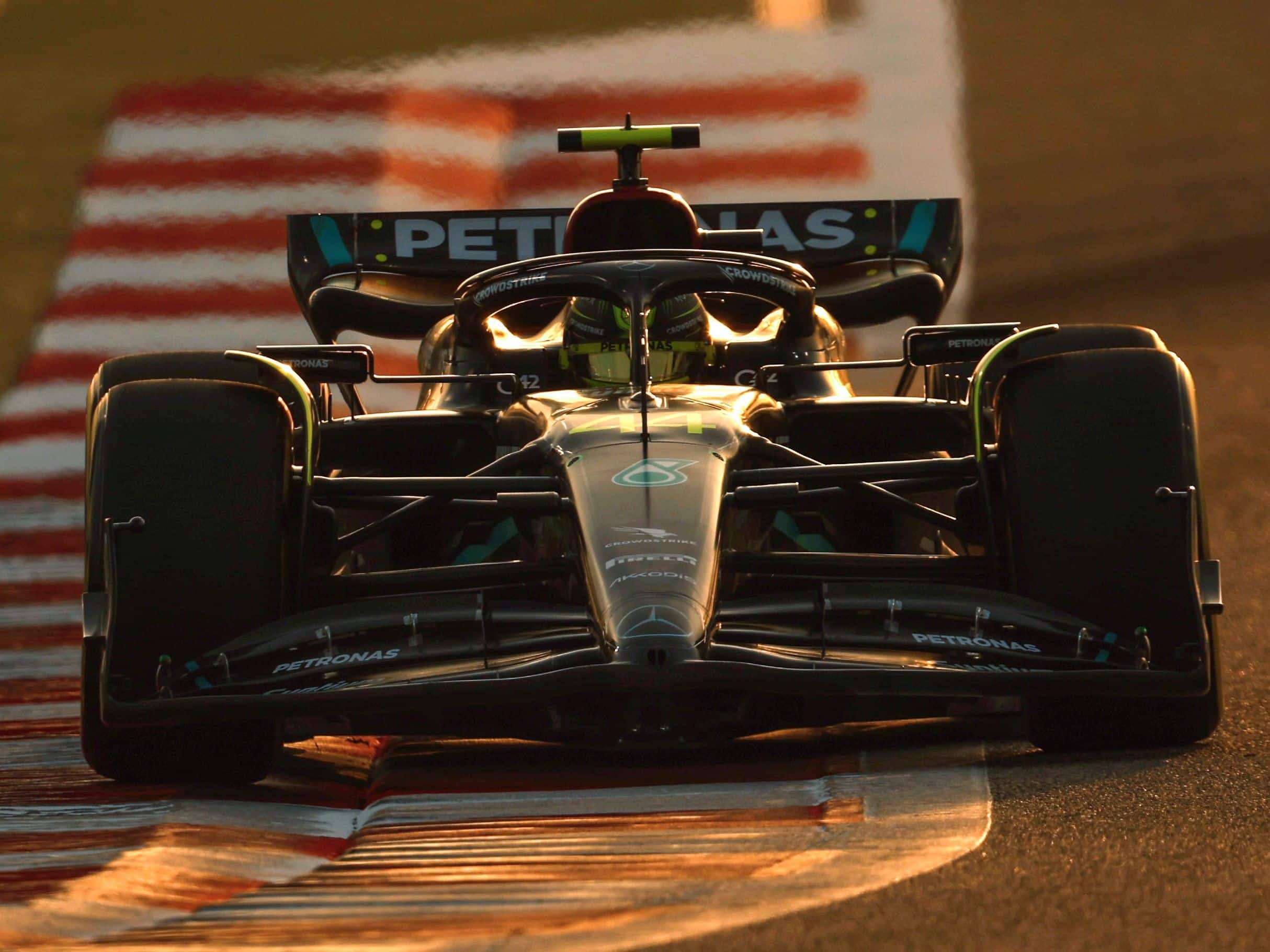 'Back in black': Mercedes y un W14 que pone a pensar