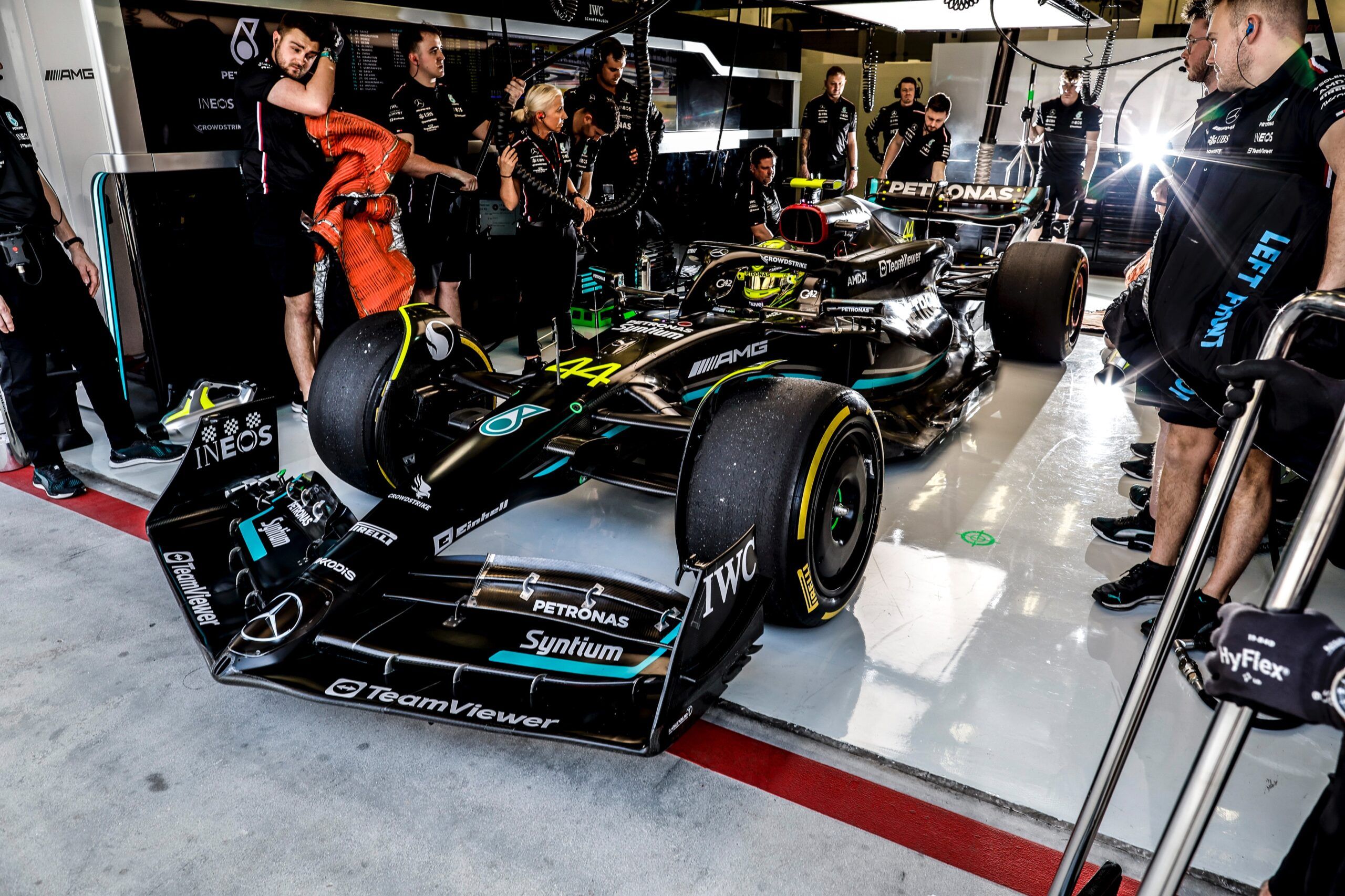 El W14 de Lewis Hamilton, a punto de salir a cumplir la sesión de prácticas libres del Gran Premio de Bahrain. Imagen: @PET_Motorsports