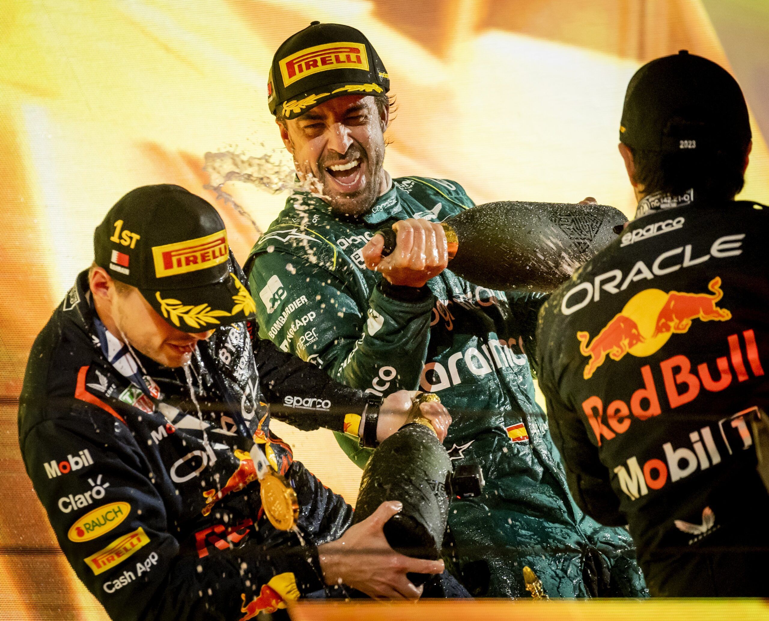 Fernando Alonso, Max Verstappen y Sergio Perez en el podium/ @formula1