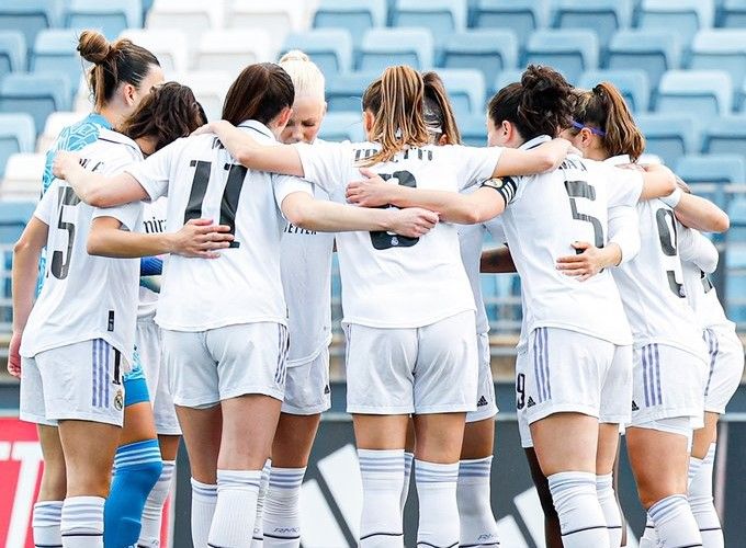 El Real Madrid durante el descanso en el partido de la Jornada 22 frente al UDG Tenerife. Fuente: Twitter Oficial del Real Madrid (@realmadridfem)