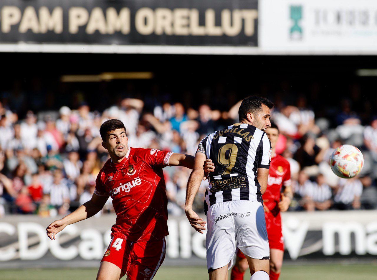 Cubillas rematando un balón. Vía @CDCastellón, en Twitter: https://twitter.com/cdcastellon/status/1640028654510981120/photo/1