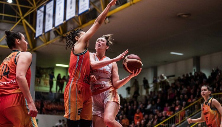 Mabrey intentando penetrar ante la defensa de Burdick