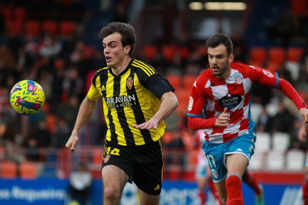 Francho Serrano ante Andoni López en un Zaragoza-Lugo