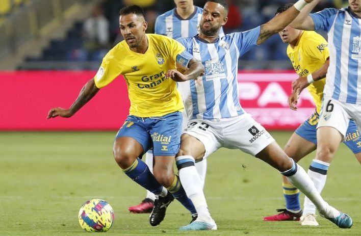 Jonathan Viera conduce obstaculizado por Ramalho