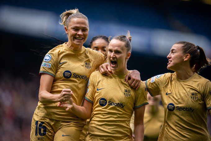 Hansen (centro) celebra el gol y la victoria junto a Rolfö (izquierda) y Patri guijarro (derecha). Fuente: Twitter Oficial del FC Barceona(@FCBfemeni)
