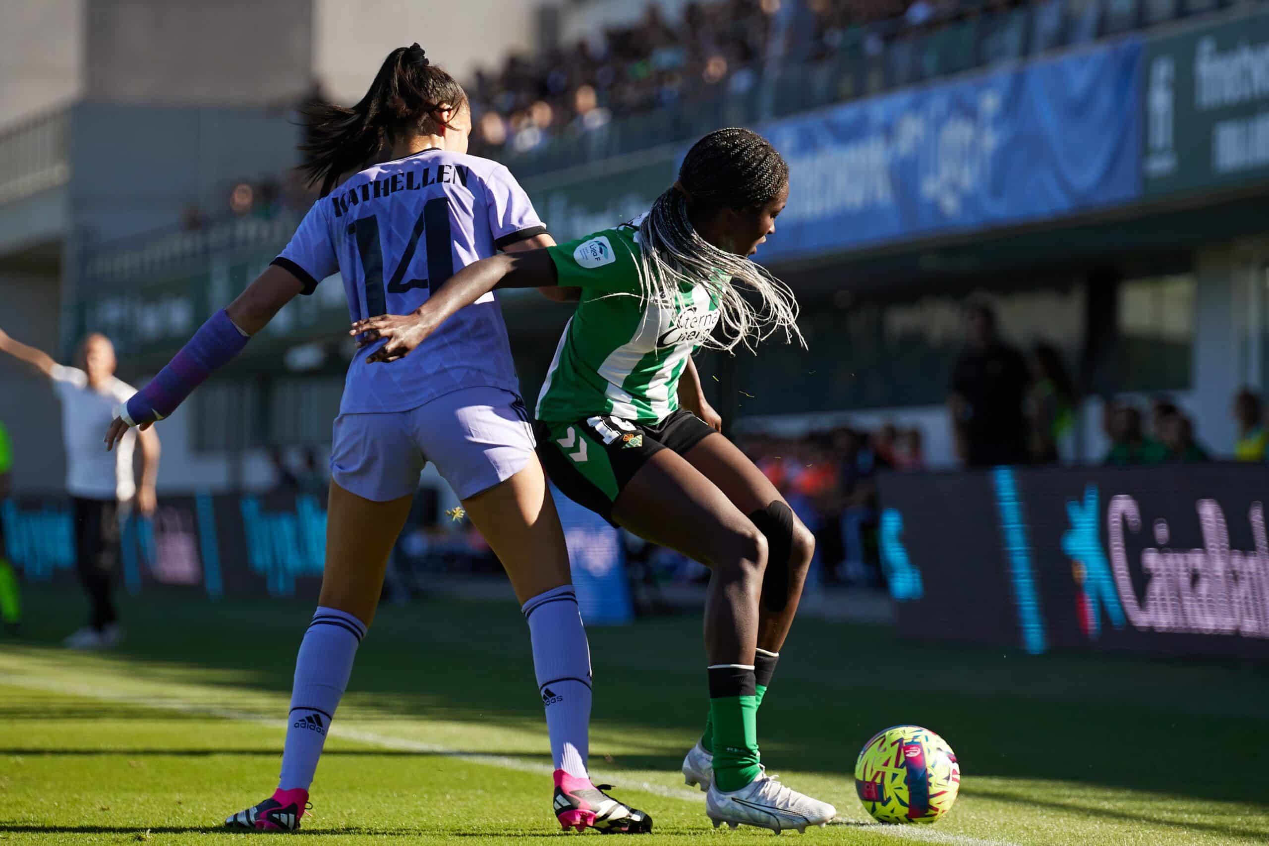 Kathellen Sousa (izquierda) en un enfrentamiento ante Babajide (derecha). Fuente: Twitter Oficial del Real Betis Féminas (@RealBetisFem)