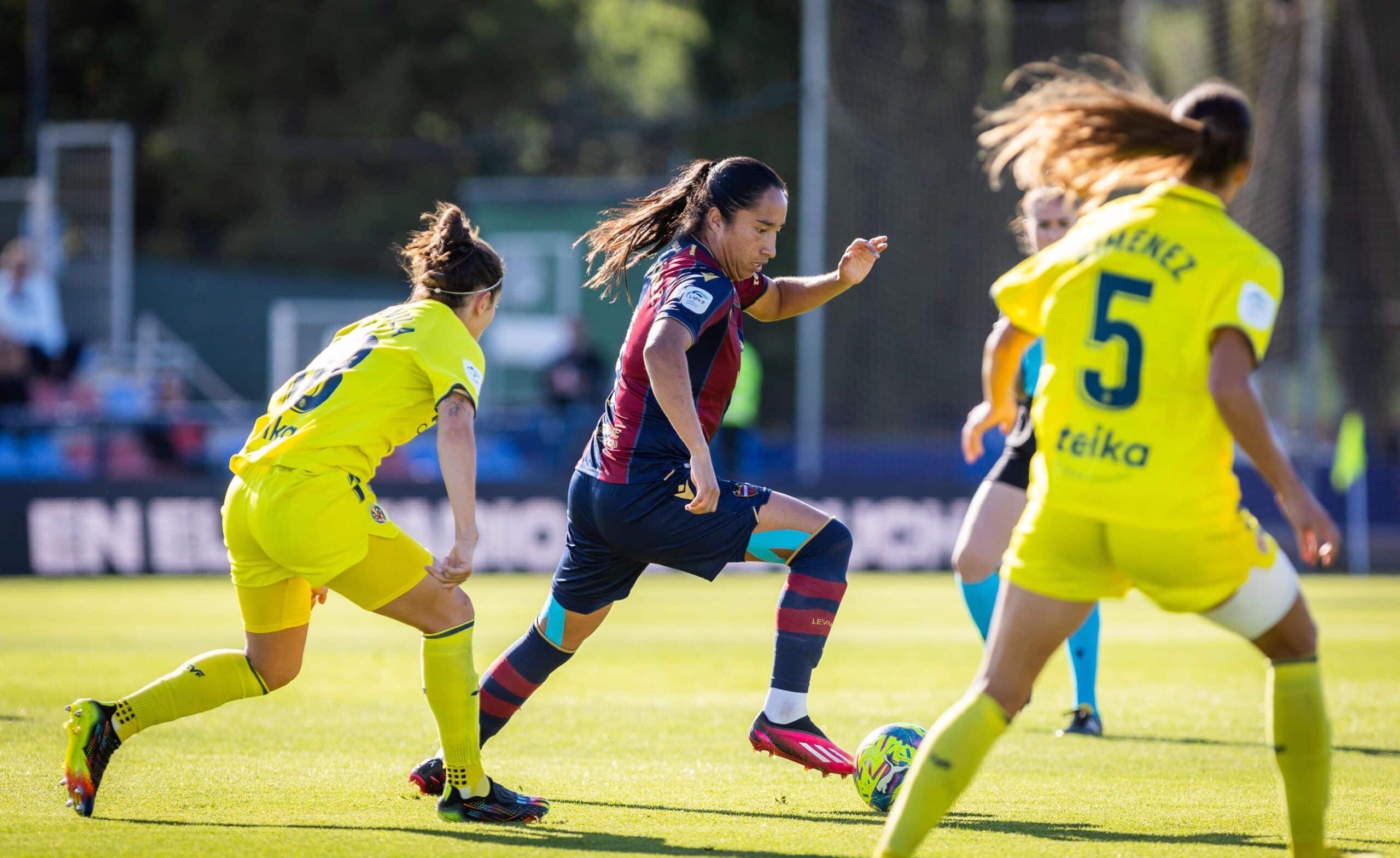 Mayra Ramírez (centro) controla en balón ante Paola Soldevila (izquierda) y Yennifer Gménez (derecha). Fuente: Twitter Oficial del Levante UD (@LUDfemenino)