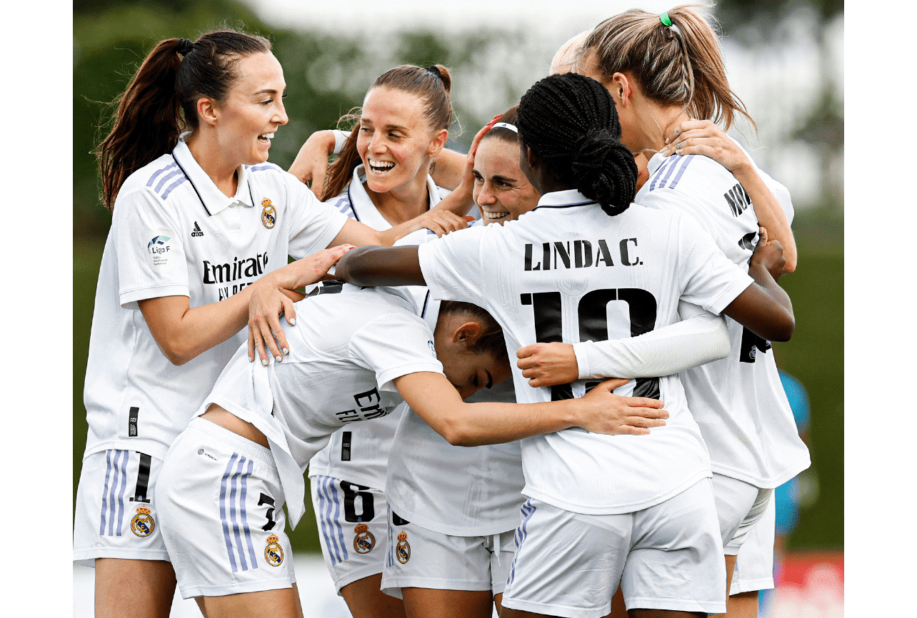 El Real Madrid celebra la victoria gracias al doblete de Tere Abelleira. Fuente: Twitter Oficial del Real Madrid (@realmadridfem)