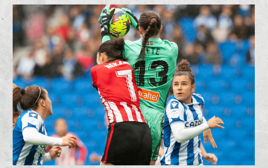 Nekane Díez (izquierda) en un choque con Elene Lete (centro) en el derbi vasco entre la Real Sociedad y el Athletic Club en el partido correspondiente a la Jornada 24. Fuente: Twitter Oficial del Athletic Club (@AthleticClubFem)