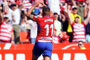 Uzuni celebra un gol con su característico corazón