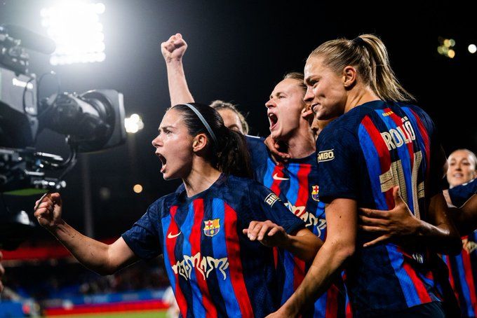 Aitana Bonmatí (izquierda), Caroline Graham Hansen (centro) y Fridolina Rolfö (derecha) celebran su pase a la final frente al Chelsea. Fuente: Twitter Oficial del FC Barcelona (@FCBfemeni)