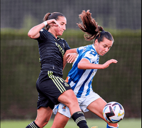 Lucía Rodríguez (izqueirda) en una lucha de balón ante Amaiur Sarriegi. Fuente: Twitter Oficial del Real Madrid (@realmadridfem)