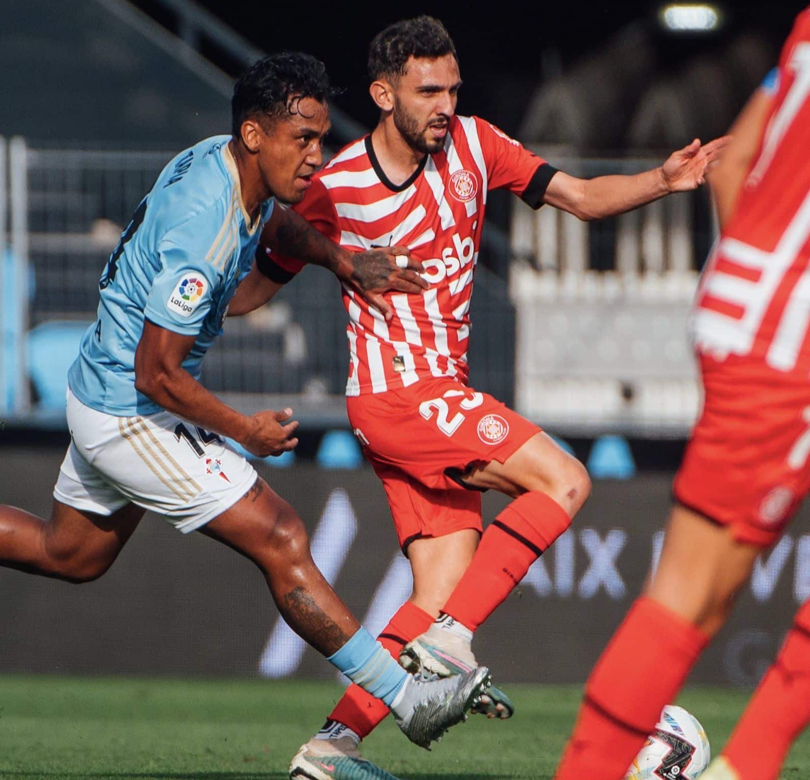 Renato Tapia con IVán Martín en un duelo de un Celta-Girona