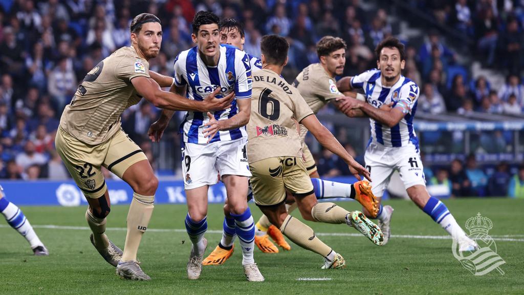 Carlos Fernández con Babic en una acción de un Real Sociedad - Almería