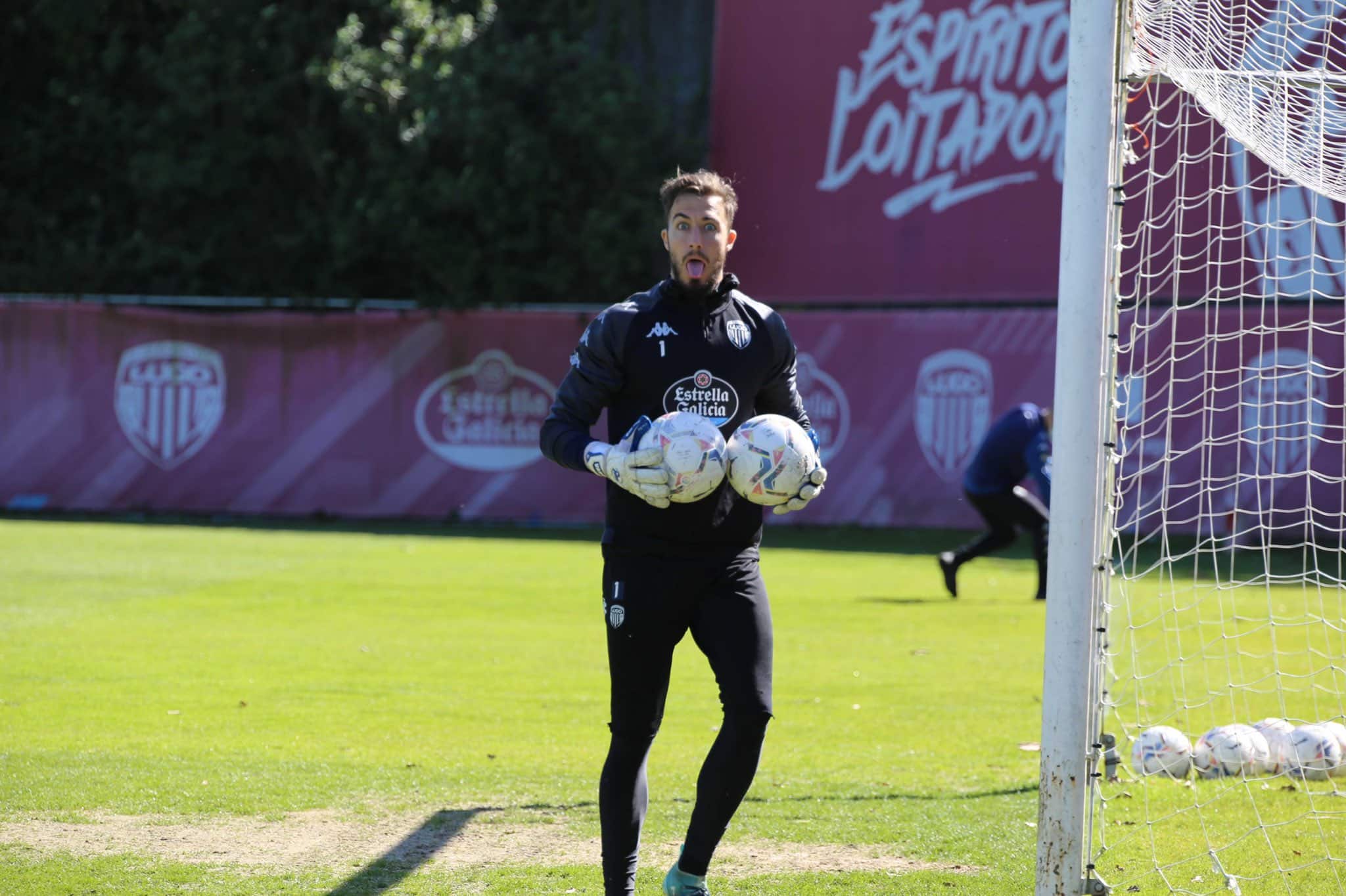 El meta viajó de Barcelona a Lugo, pasando por la RB Linenese y volviendo a su casa. Vía @CDLugo, en Twitter: https://twitter.com/CDeportivoLugo/status/1371787392684789762/photo/1
